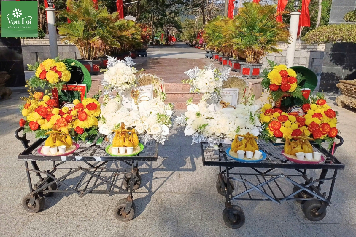 Hai mâm lễ riêng biệt khi đi Côn Đảo: mâm lễ Cô Sáu hoa trắng và mâm lễ chung liệt sĩ hoa vàng