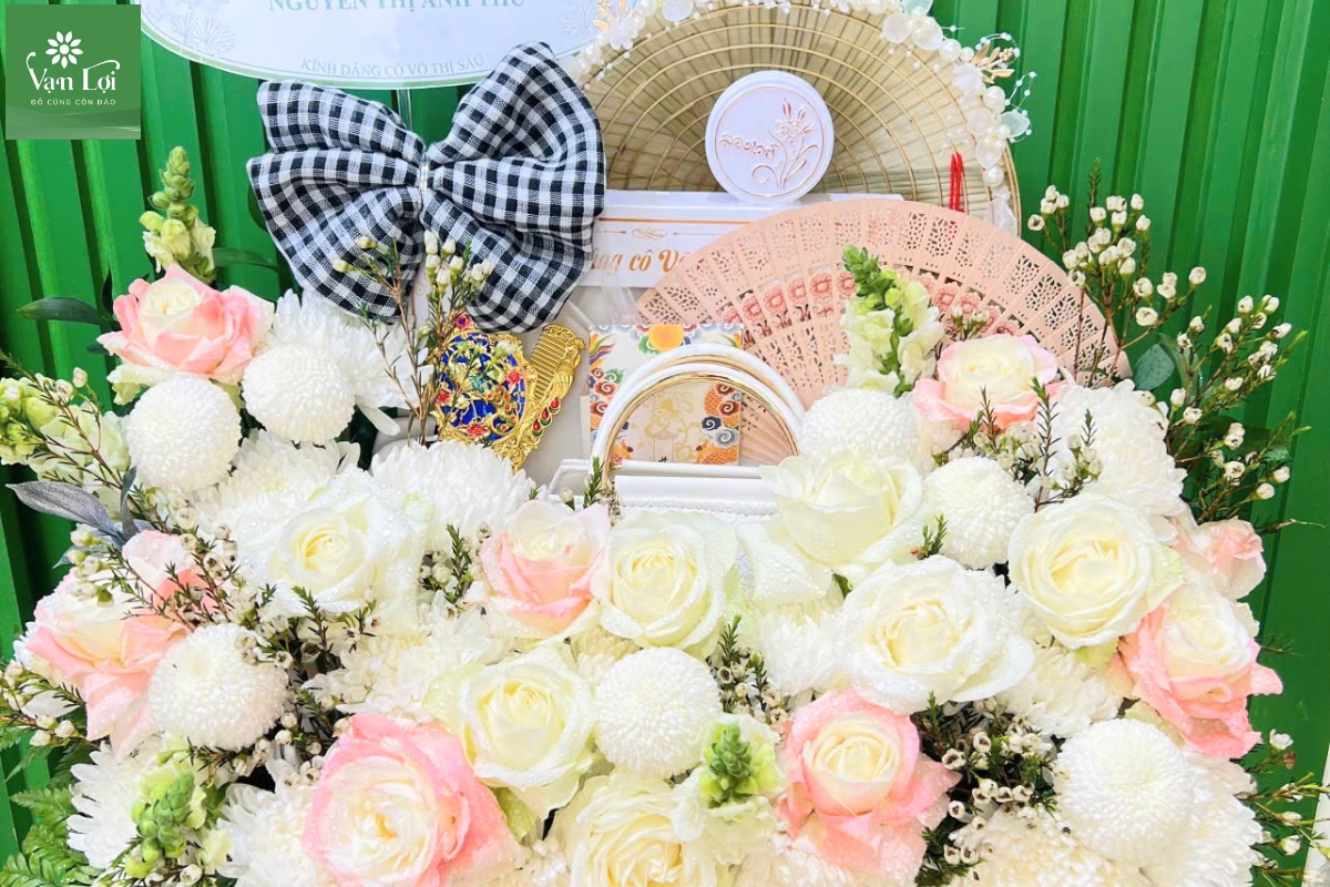 Mâm lễ dâng Cô Võ Thị Sáu thanh tịnh với hoa trắng, lekima và nón lá ngửa tại Côn Đảo