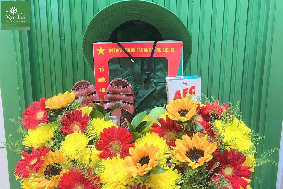 Mâm lễ chung tri ân các anh hùng liệt sĩ với hoa vàng và bánh kẹo tại Côn Đảo