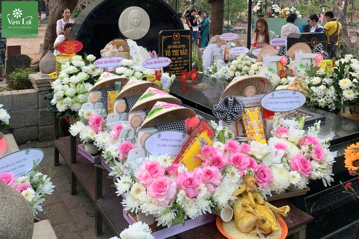 Mâm lễ được dâng trang nghiêm tại mộ Cô Võ Thị Sáu, Nghĩa trang Hàng Dương, Côn Đảo