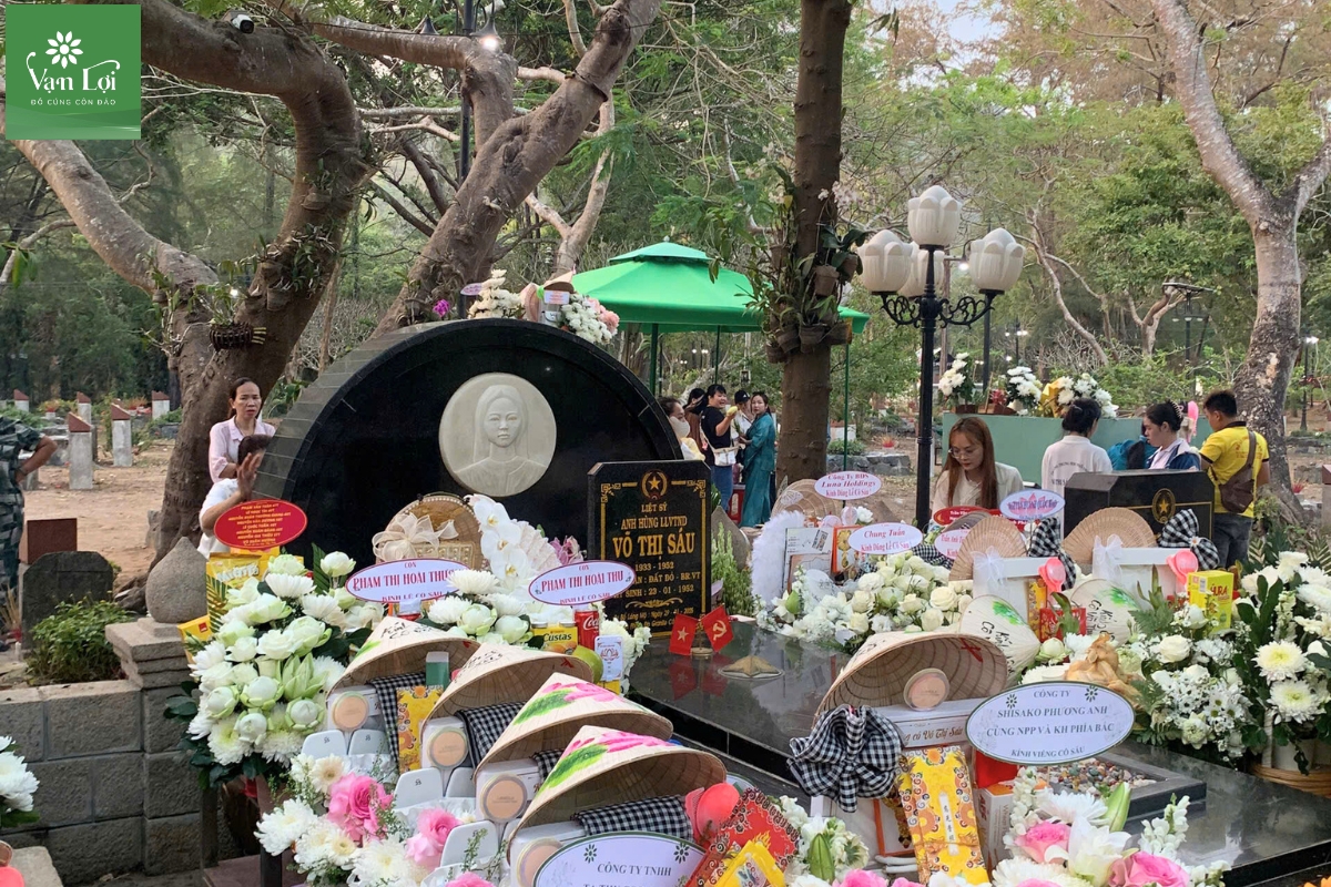 Hình ảnh viếng cô Sáu tại Côn Đảo - Nơi thường xuyên được cúng viếng và thực hiện các nghi lễ truyền thống