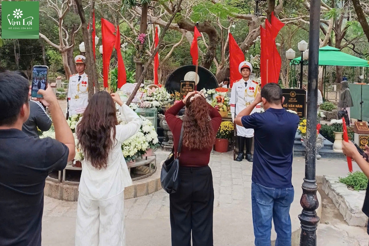 Cách thực hiện lễ Cô Sáu Côn Đảo - Người hành hương thành tâm thắp hương khấn nguyện tại mộ Cô