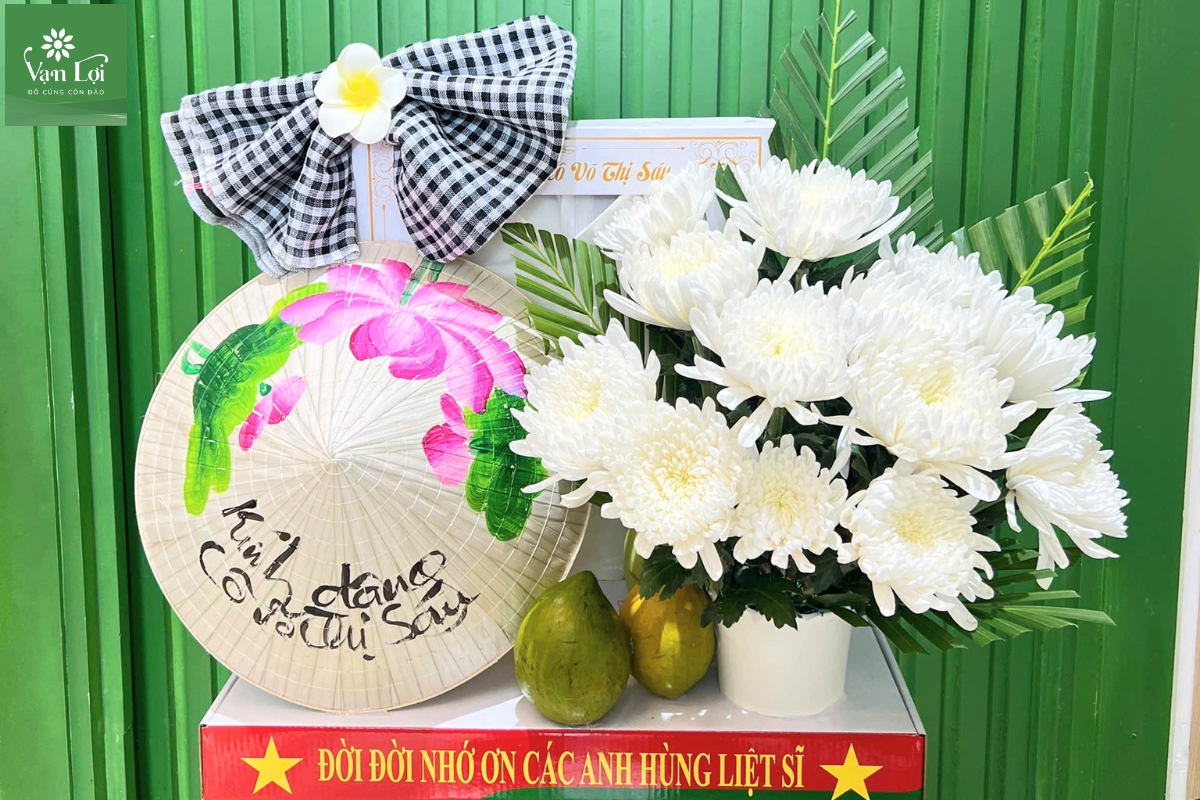 Vật phẩm đặc trưng trong mâm lễ Cô Sáu Côn Đảo: gương lược, son phấn, nón lá ngửa và áo dài trắng