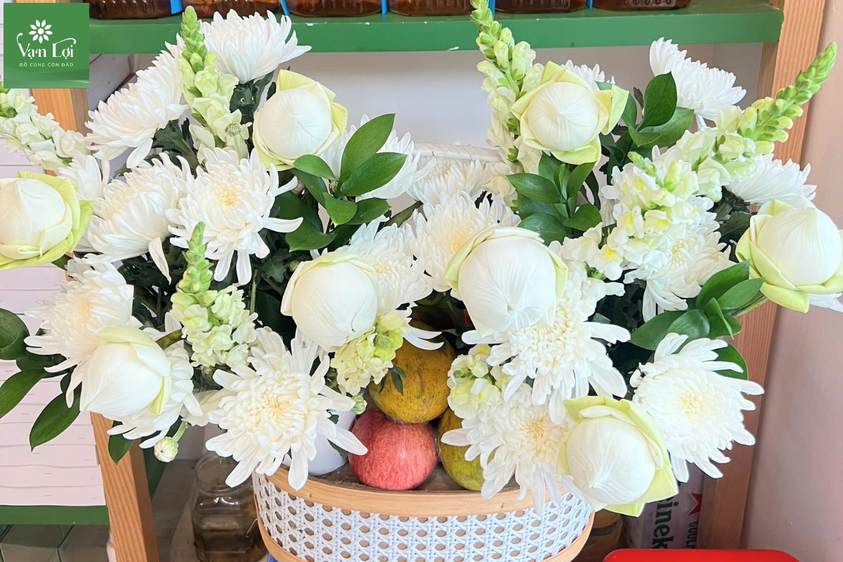 Mâm lễ Cô Sáu Côn Đảo chuẩn phong tục với hoa trắng, lekima và vật phẩm thanh tịnh