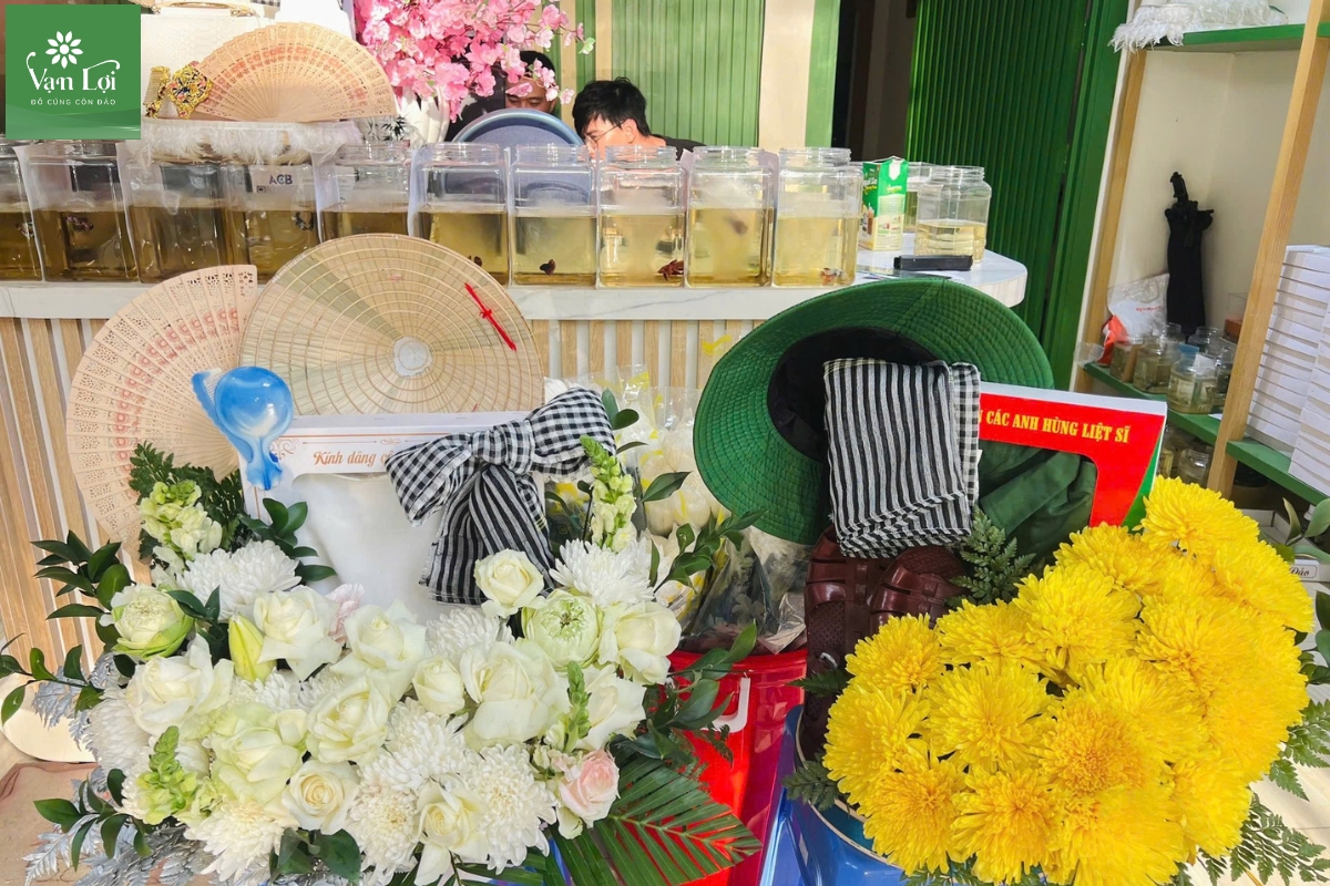 Combo mâm lễ trọn gói tại đồ cúng Côn Đảo Vạn Lợi: 1 Cô Sáu với hoa trắng + 1 mâm chiến sĩ với hoa vàng